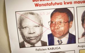 L'avis de recherche de la police rwandaise, marqué de la date de l'arrestation à Paris de Félicien Kabuga. afp.com - Simon Wohlfahrt
