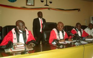 Le président de la Cour, Aldjoumagat Dicko, (c) a rappelé les infractions qui ont conduit les accusés devant les juges