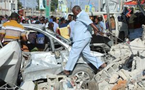 Des habitants marchent parmi les débris d'un bâtiment détruit à Mogadiscio le 30 octobre 2022 afp.com - HASSAN ALI ELMI
