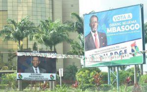 Affiche de campagne du président de Guinée équatoriale Teodoro Obiang Nguema Mbasogo, à Malabo le 17 novembre 2022 afp.com - Samuel OBIANG