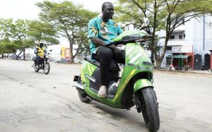 Un Béninois au volant d'une moto électrique dans les rues de Cotonou le 21 octobre 2022. afp.com - Yanick Folly