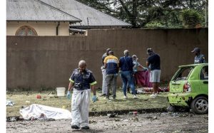 Des enquêteurs sur les lieux de l'explosion d'un camion-citerne de gaz dont le bilan s'élève désormais à 18 morts, à Boksburg, à une quarantaine de kilomètres à l'est de Johannesburg, le 24 décembre 2022 afp.com - -