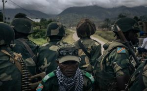 Des soldats congolais quittent un village du nord-est de la RDC, le 24 mai 2021 afp.com - ALEXIS HUGUET