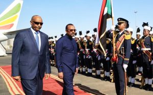 Le général Abdel Fattah al-Burhane (g) accueille le Premier ministre éthiopien Abiy Ahmed à l'aéroport de Khartoum, le 26 janvier 2023 au Soudan afp.com - -