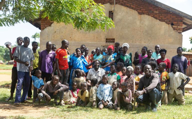 La famille de Musa Hasahya Kesera, père de 102 enfants et grand-père de 578 petits-enfants, le 17 janvier 2023 à Butaleja, dans l'est de l'Ouganda afp.com - BADRU KATUMBA