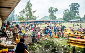 Des personnes déplacées s'installent dans une école transformée en refuge, le 25 mai 2022 près de Goma, dans le Nord-Kivu, en RDC afp.com - Arlette Bashizi
