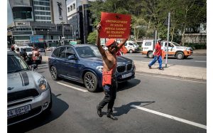 Un militant du parti d'opposition des Combattants pour la Liberté économique (EFF) à Johannesburg le 20 mars 2023 afp.com - Shiraaz Mohamed
