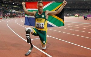 Oscar Pistorius pose après avoir remporté la médaille d'or du 400 m aux Jeux paralympiques de Londres le 8 septembre 2012 afp.com - IAN KINGTON