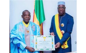 Toumani Diabaté reçoit sa distinction des mains du grand chanchelier, le général Amadou Sagafourou Guèye