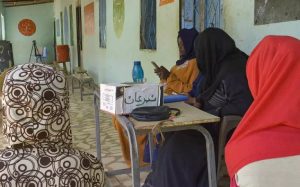 Des volontaires à l'accueil d'un dispensaire installé dans une école, à Omdourman, dans la banlieue nord de Khartoum, le 27 mai 2023 AFP -
