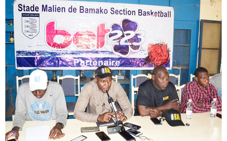 Le président de la section de Basket-ball du Stade, Moustapha Touré (2è à partir de la gauche)
