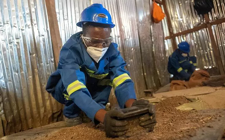 Un mineur écrase du minerai manuellement dans la mine artisanale de Kamilombe, près de la ville de Kolwezi, dans le sud-est de la République démocratique du Congo, le 20 juin 2023 AFP Emmet LIVINGSTONE