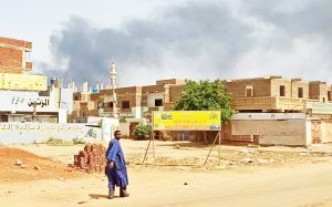 De la fumée au-dessus de Khartoum pendant des combats entre l'armée et les paramilitaires, le 12 juin 2023 au Soudan AFP/Archives -