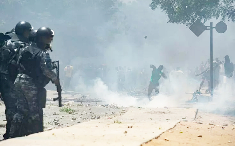 Des partisans de l'opposant sénégalais Ousmane Sonko lancent des pierres en direction des forces de l'ordre le 1er juin 2023, à Dakar AFP GUY PETERSON