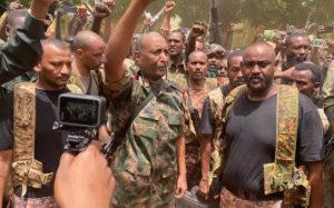 Photo publiée par l'armée soudanaise sur sa page Facebook, le 30 mai 2023, du chef de l'armée soudanaise, le général Abdel Fattah al-Burhane, visitant ses troupes à Khartoum Page Facebook de l'armée soudanaise/AFP -