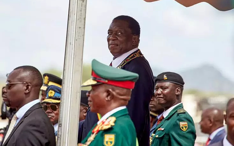 Le président du Zimbabwe Emmerson Mnangagwa (centre) lors des cérémonies marquant le 43ème anniversaire de l'indépendance du pays à Mount Darwin le 18 avril 2023 AFP Jekesai NJIKIZANA