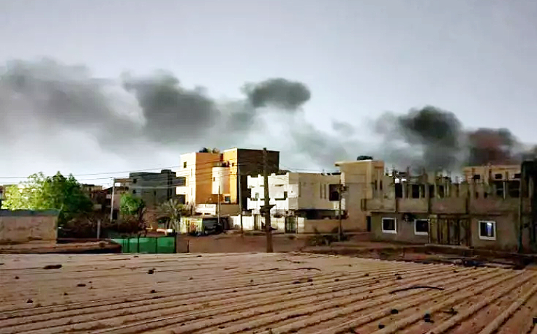 Un nuage de fumée au-dessus de Khartoum, pendant des combats entre l'armée et les paramilitaires, le 29 mai 2023 au Soudan AFP -