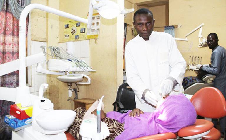 Dr Bréhima Thiero, chirurgien dentiste au Csref de la Commune III, lors d’une séance de détartrage