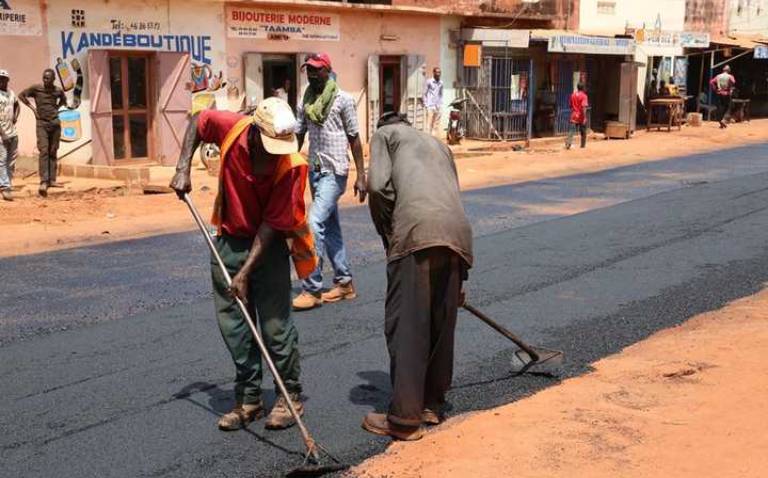 Routes goudronnées de Bamako : Prisonnières du sable, ignorées par les autorités